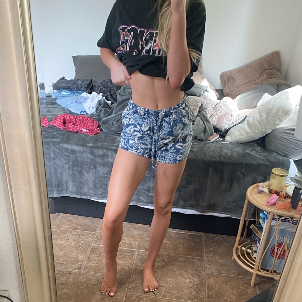 American eagle floral/Hawaiian shorts size xs